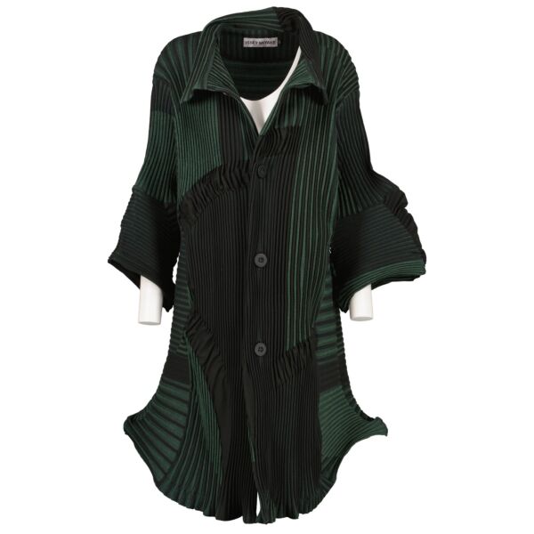 Shop safe online at Labellov in Antwerp, Brussels and Knokke this 100% authentic second hand Issey Miyake Green/Black Pleated Dress - Size JP2