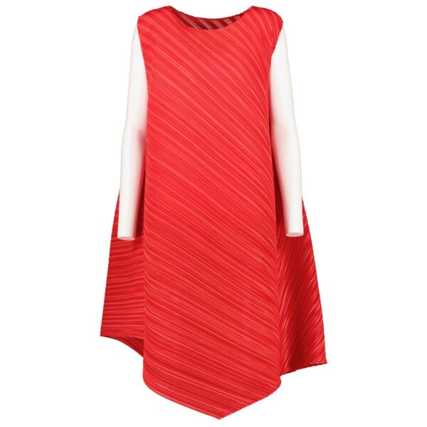 Shop safe online at Labellov in Antwerp, Brussels and Knokke this 100% authentic second hand Issey Miyake Pleats Please Red Dress - Size JP1