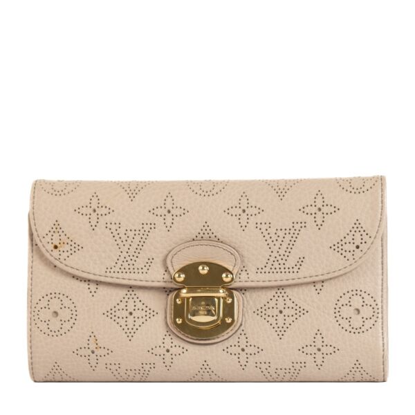 Shop safe online at Labellov in Antwerp, Brussels and Knokke this 100% authentic second hand Louis Vuitton Pink Monogram Amelia Wallet