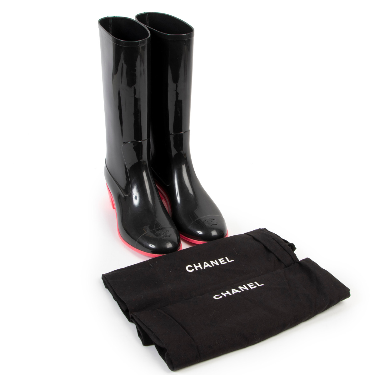 https://www.labellov.com/media/catalog/product/l/l/ll02421_chanel_black_rainboots.jpg