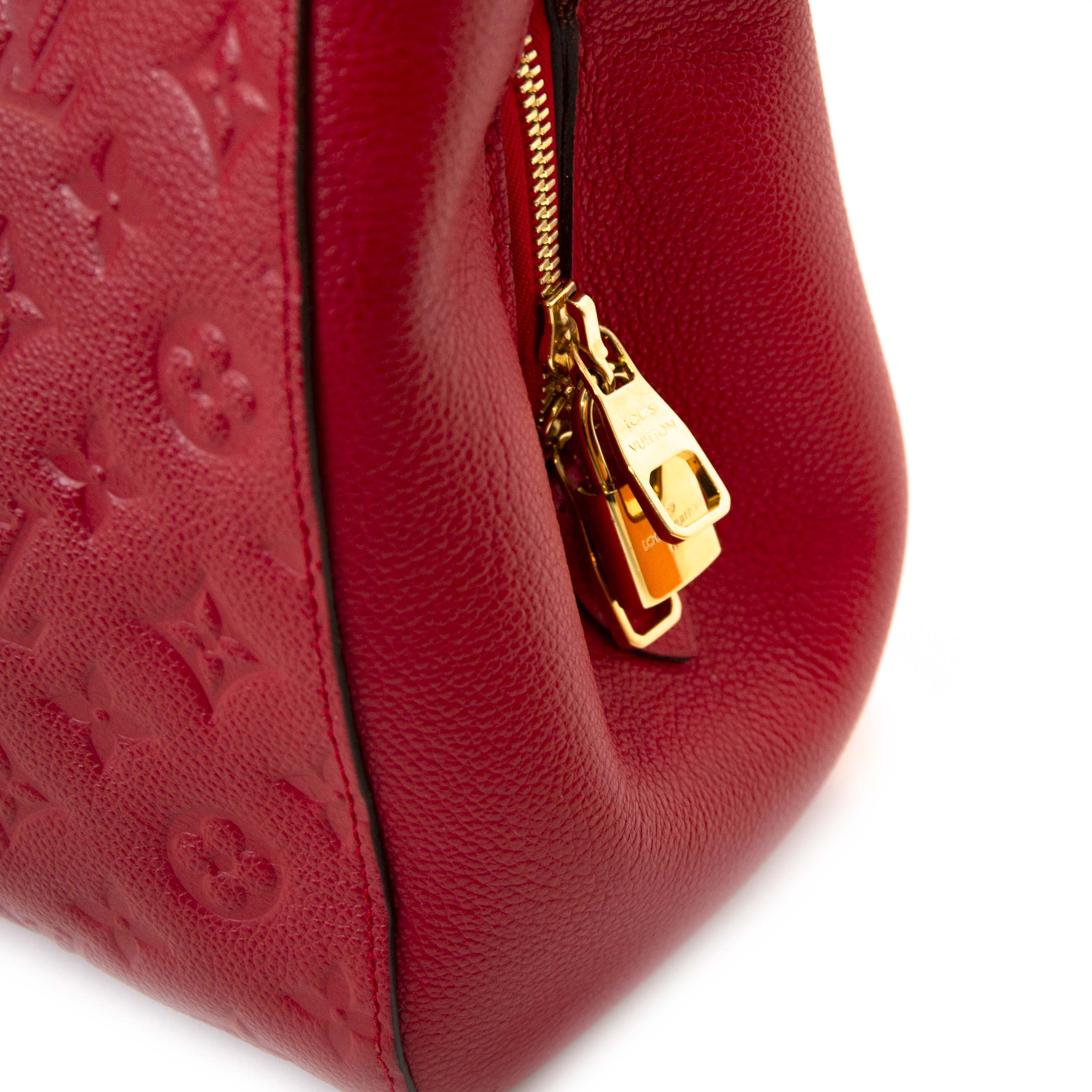 Montaigne leather handbag Louis Vuitton Red in Leather - 31407104